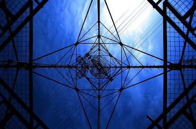 鉄塔の下から撮った幻想的な写真「Wire Towers」